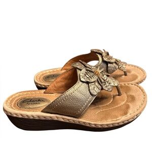 Clarks Artisan women's bronze gold leather wedge sandals floral design Sz 7 1/2